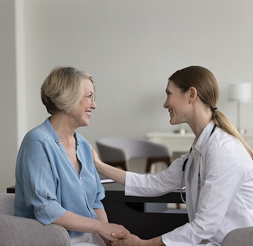 Woman speaking with an audiologist at a tinnitus management program